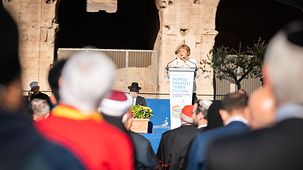 La chancelière fédérale Angela Merkel s’exprime lors de la cérémonie clôturant une prière interreligieuse pour la paix organisée par la communauté de Sant’Egidio