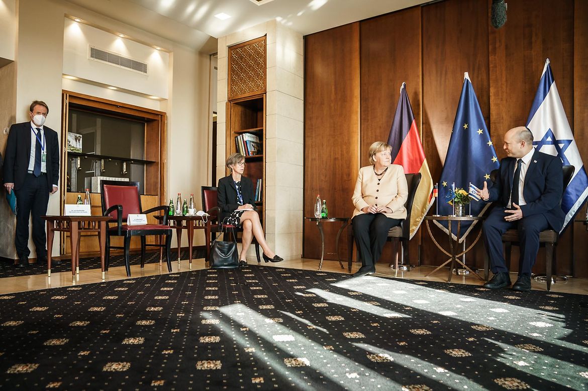 Bundeskanzlerin Angela Merkel im Gespräch mit Naftali Bennett, Israels Premierminister, während ihres Besuchs in Israel.