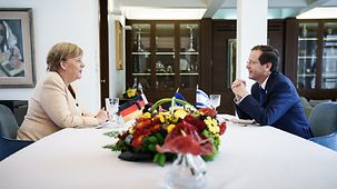 Bundeskanzlerin Angela Merkel im Gespräch mit Itzhak Herzog, Israels Präsident.