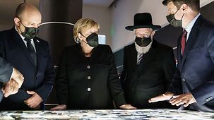 Bundeskanzlerin Angela Merkel während ihres Besuchs der Gedenkstätte Yad Vashem in Jerusalem..