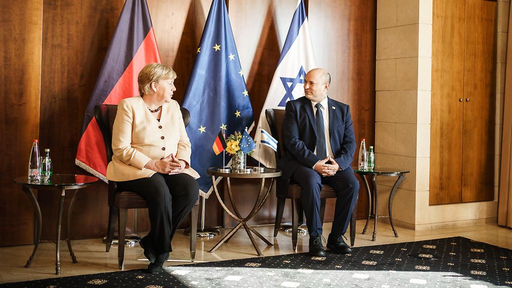 La photo montre la chancelière fédérale Angela Merkel et le premier ministre israélien Naftali Bennett