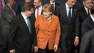 Bundesknzlerin Merkel im Gespräch mit dem türkischen Ministerpräsidenten Davutoglu während des EU-Türkei-Gipfels.