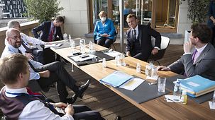 Bundeskanzlerin Merkel im Gespräch mit Charles Michel, Präsident des Europäischen Rates, und Emmanuel Macron, Präsident Frankreichs, am Rande eines Sondertreffens des Europäischen Rates.