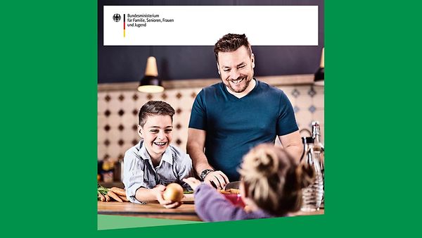 Titelbild der Broschüre Väterreport Update 2021. Vater mit zwei Kindern am Tisch.