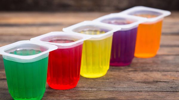 fünf bunte Jelly Cups in grün, rot, gelb, lila und orange.