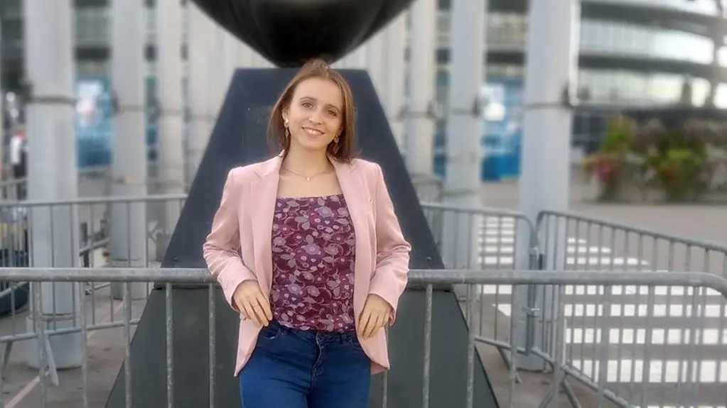 Ilka Szigeti vor dem Europäischen Parlament in Straßburg.