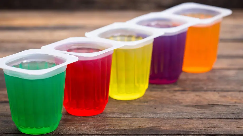 Fünf Plastikbecher mit Gelee-Inhalt in verschiedenen Farben (grün, rot, gelb, lila und orange)