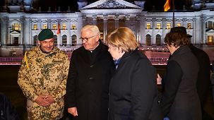 Bundeskanzlerin Angela Merkel und Bundespräsident Frank-Walter Steinmeier vor dem Reichstag.
