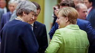 BundeskanzlerinMerkel und die britische Premierministerin May sprechen während eines Europäischen Rates in Brüssel.