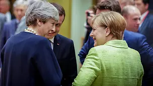 BundeskanzlerinMerkel und die britische Premierministerin May sprechen während eines Europäischen Rates in Brüssel.