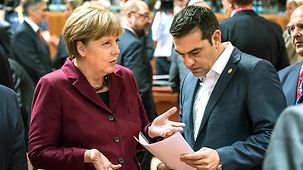 Bundeskanzlerin Merkel spricht am Rande eines Europäischen Rates mit dem griechischen Ministerpräsidenten Tsipras.