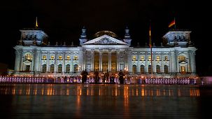 Cérémonie de grande retraite sur la Place de la République, devant le bâtiment du Reichstag