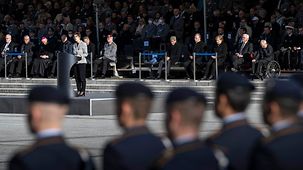 Annegret Kramp-Karrenbauer, ministre fédérale de la Défense, s’exprime lors de la cérémonie de prise d’armes.