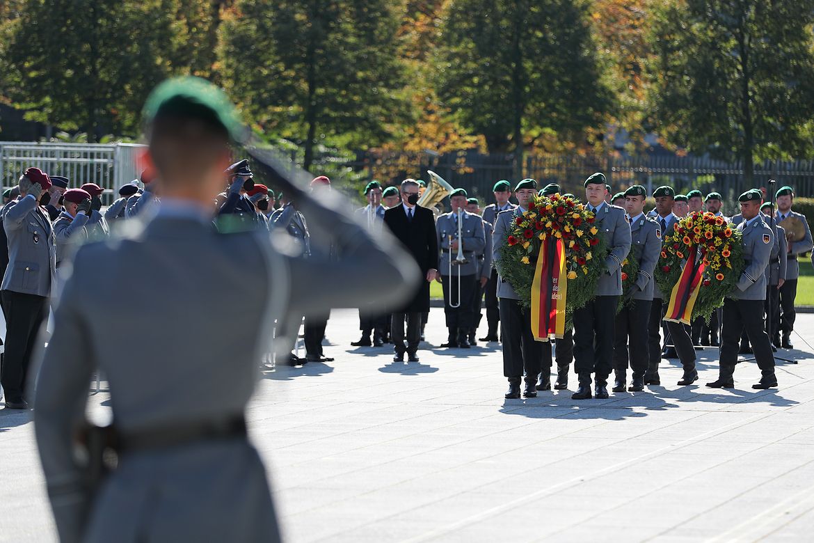 Des soldats de la Bundeswehr portent des gerbes à l’occasion d’un hommage aux soldats de la mission en Afghanistan