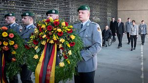 Le président fédéral Frank-Walter Steinmeier, le président du Bundestag Wolfgang Schäuble et la ministre fédérale de la Défense Annegret Kramp-Karrenbauer lors d’une cérémonie de dépôt de gerbes au monument aux morts de la Bundeswehr.