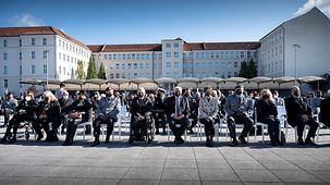 Le président fédéral, le président du Bundestag, la ministre fédérale de la Défense, le chef d’état-major de la Bundeswehr et d’autres invités lors d’un événement au Bendlerblock.
