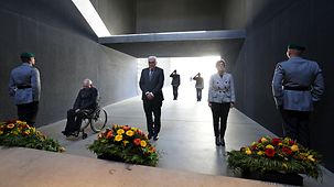 Le président fédéral Frank-Walter Steinmeier, le président du Bundestag Wolfgang Schäuble et la ministre fédérale de la Défense Annegret Kramp-Karrenbauer lors d’une cérémonie de dépôt de gerbes au monument aux morts de la Bundeswehr.