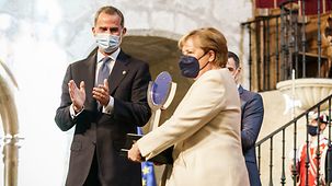 Bundeskanzlerin Angela Merkel erhält den Europapreises Karl V. von König Felipe VI. von Spanien.