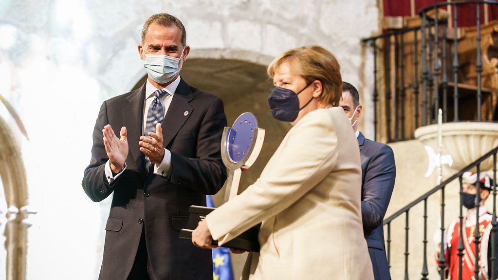 Le roi Felipe VI d’Espagne rend hommage à la chancelière fédérale Angela Merkel en lui remettant le prix européen Charles-Quint.