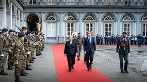 Bundeskanzlerin Angela Merkel bei einem Empfang mit militärischen Ehren bei Alexander De Croo, Belgiens Premierminister,.