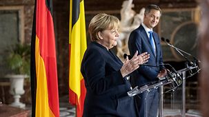 Bundeskanzlerin Angela Merkel spricht neben Alexander De Croo, Belgiens Premierminister, bei einer Pressekonferenz.