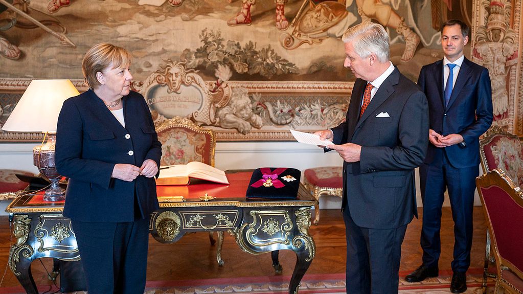 La chancelière fédérale Angela Merkel reçoit une médaille