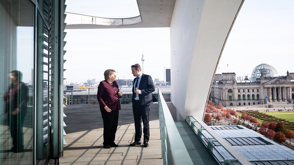 La chancelière fédérale Angela Merkel en conversation avec Xavier Bettel, le premier ministre du Luxembourg