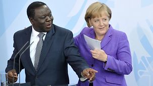 Bundeskanzlerin Angela Merkel und Morgan Tsvangirai, während einer gemeinsamen Pressekonferenz im Bundeskanzleramt