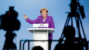 Bundeskanzlerin Merkel während ihrer Rede auf der Jahrestagung des Bundesverbandes der Deutschen Industrie