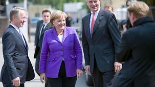Bundeskanzlerin Angela Merkel, Hans-Peter Keitel (r.) und Werner Schnappauf (l.) gemeinsam fotografiert