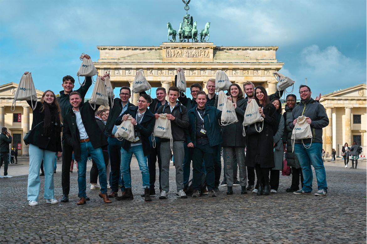 Foto zeigt Teilnehmer vor dem Brandenburger Tor. 