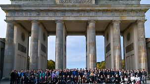 Gruppenfoto vor dem Brandenburger Tor.