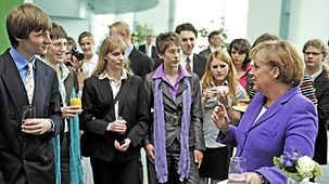 Bundeskanzlerin Merkel unterhält sich mit Preisträgern von 'Jugend forscht' im Bundeskanzleramt