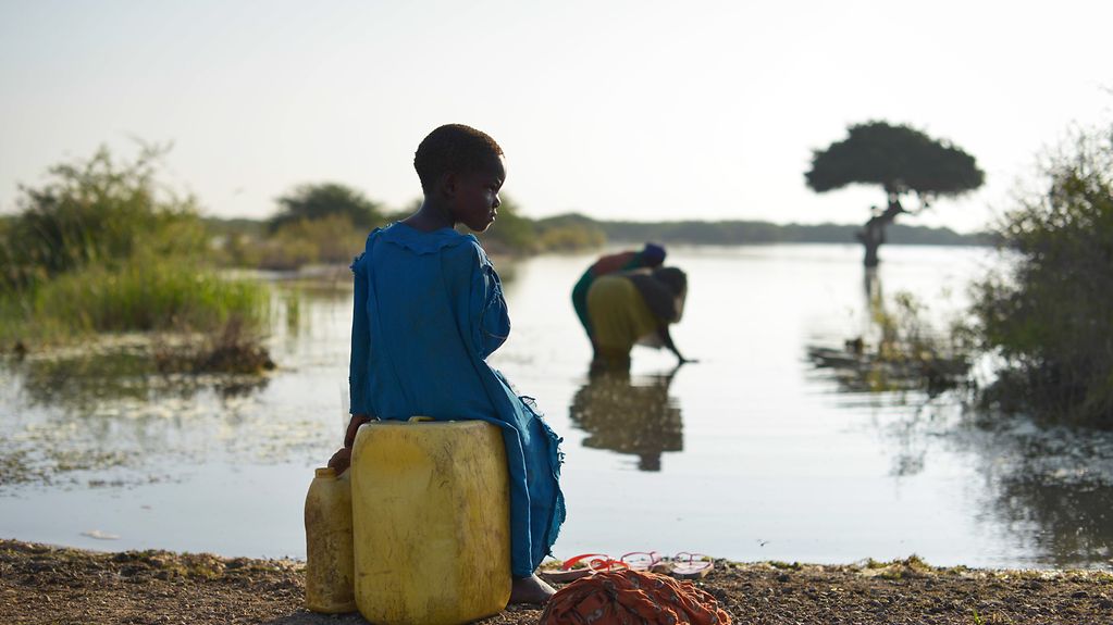 Ein junges Mädchen sitzt in der Nähe der Stadt Jowhar (Somalia) auf einem Wasserkanister. 