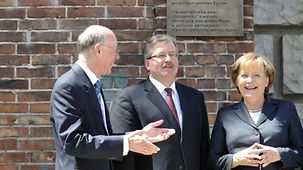 Bundeskanzlerin Merkel, Bundestagspräsident Lammert und der polnische Parlamentspräsident Komorowski stehen vor der neuen Gedenktafel