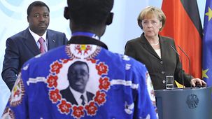 Bundeskanzlerin Merkel und der Präsident von Togo Gnassingbe beantworten Fragen eines togoischen Journalisten im Bundeskanzleramt