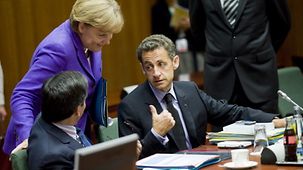 Bundeskanzlerin Merkel spricht mit Präsident Sarkozy und Premierminister Fillon