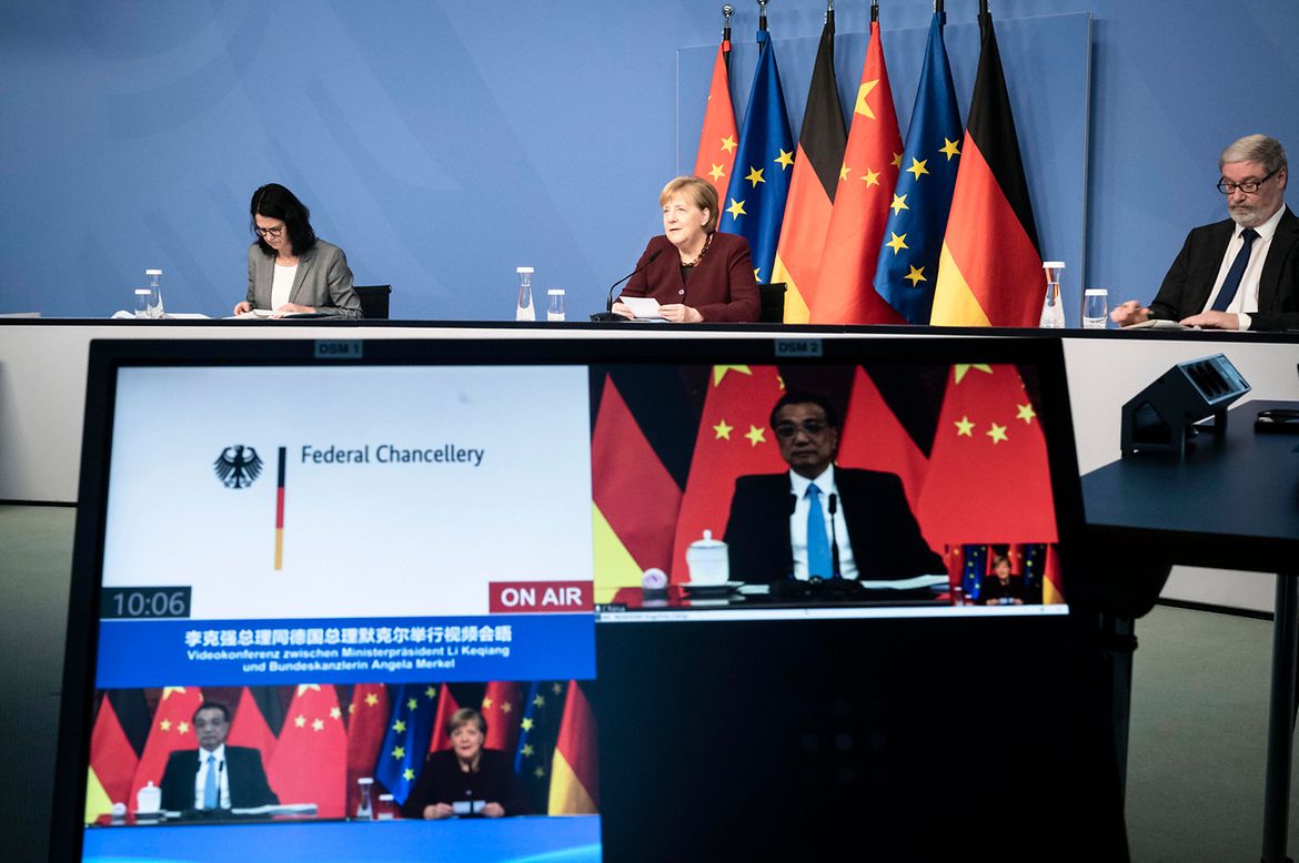 Bundeskanzlerin Angela Merkel während einer Videokonferenz mit Li Keqiang, Chinas Premierminister.