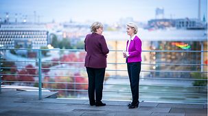 Bundeskanzlerin Angela Merkel im Gespräch mit Ursula von der Leyen, Präsidentin der Europäischen Kommission.
