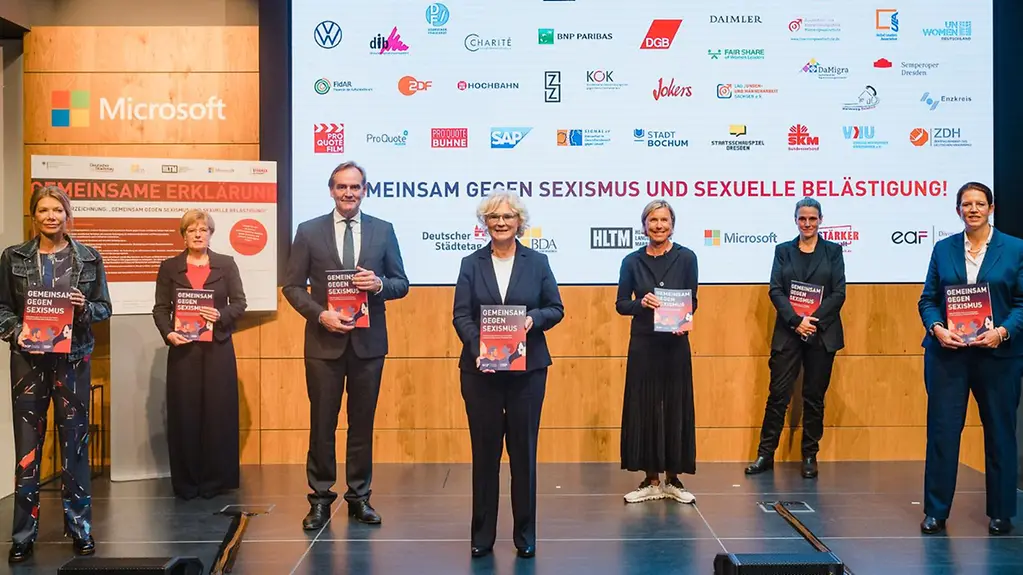 Foto zeigt Bundesministerin Lambrecht und weitere Personen. 