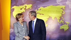Bundeskanzlerin Angela Merkel im Gespräch mit dem damaligen US-Präsidenten George W. Bush.