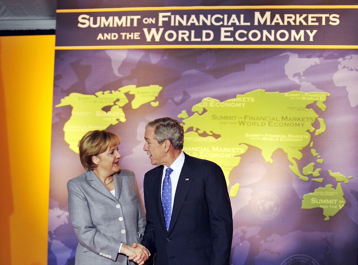 Bundeskanzlerin Angela Merkel im Gespräch mit dem damaligen US-Präsidenten George W. Bush.