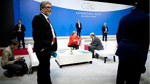 Bundeskanzlerin Angela Merkel beim Treffen der G20 im Gespräch mit Olaf Scholz, Bundesminister der Finanzen.