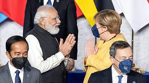 Bundeskanzlerin Angela Merkel begrüßt Narendra Modi, Indiens Premierminister.