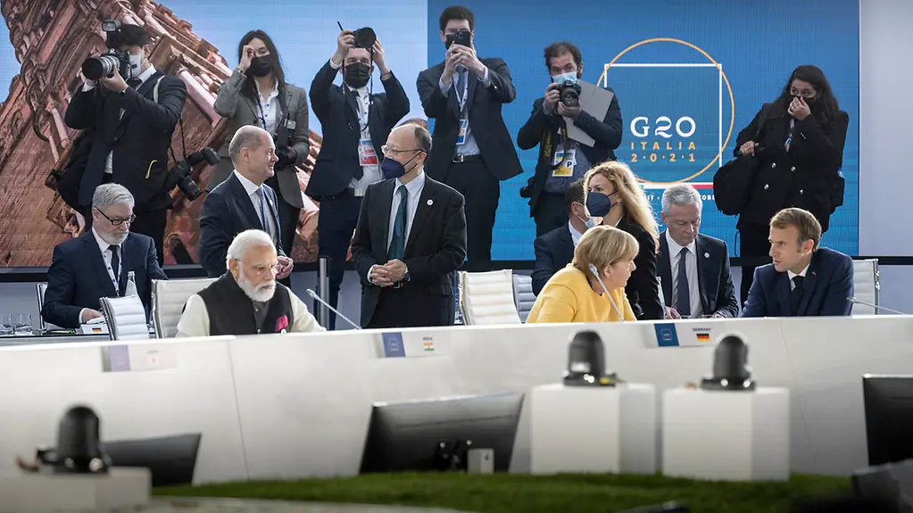 Bundeskanzlerin Angela Merkel im Gespräch mit Emmanuel Macron, Frankreichs Präsident, vor Beginn einer Sitzung des G20-Gipfels in Rom
