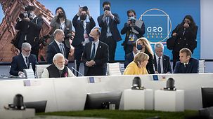 Bundeskanzlerin Angela Merkel im Gespräch mit Emmanuel Macron, Frankreichs Präsident, vor Beginn einer Sitzung des G20-Gipfels in Rom