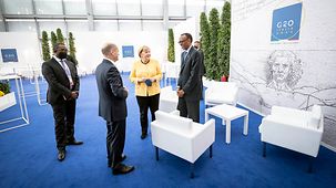 Bundeskanzlerin Angela Merkel im Gespräch mit Ruands Präsidenten Paul Kagame und Olaf Scholz, Bundesminister der Finanzen.