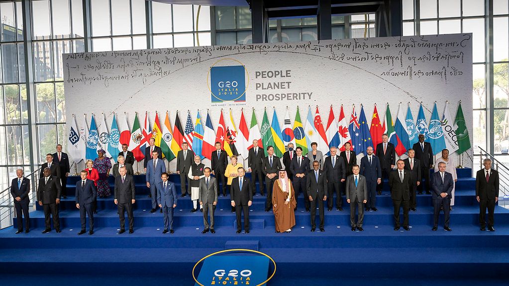 Family photo of G20 summit participants before the first session.