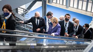 Bundeskanzlerin Angela Merkel beim G20-Gipfel in Rom im Gespräch mit Olaf Scholz, Bundesminister der Finanzen.