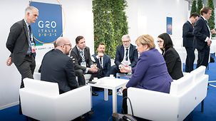 Bundeskanzlerin Angela Merkel im Gespräch mit Charles Michel, Präsident des Europäischen Rates.
